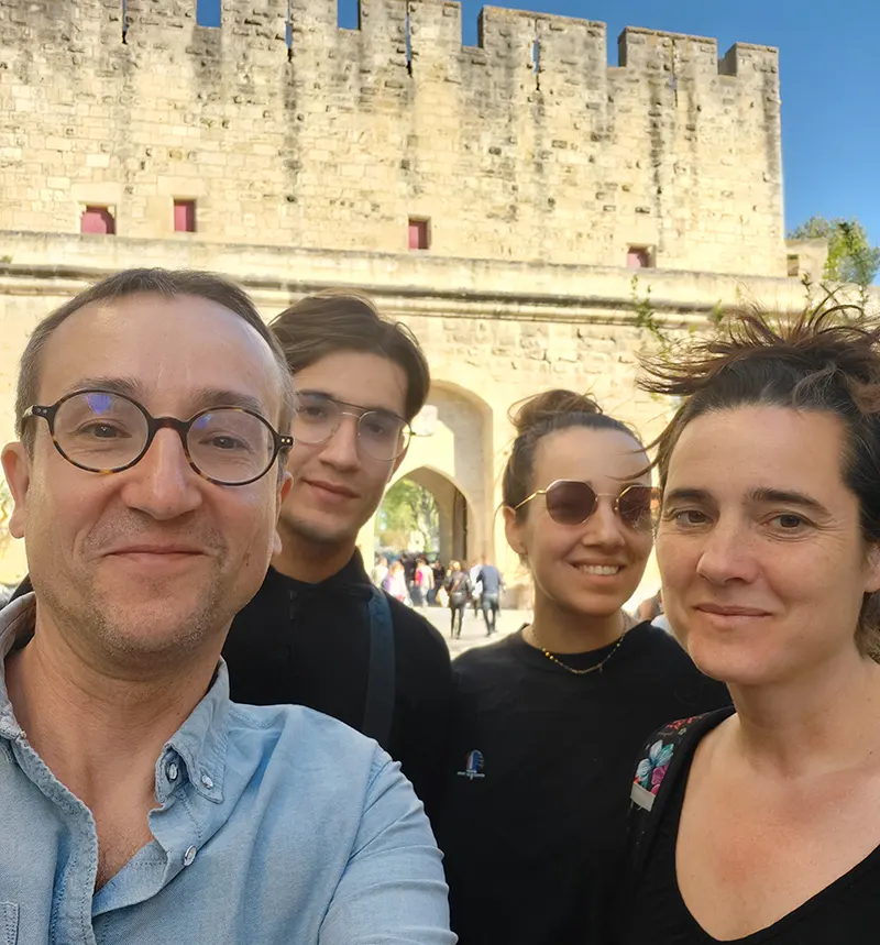 L'équipe MKIN : Anne-Laure, Antoine, Jeanne et Cyprien sont là pour des visites ludiques et passionnantes des villes de la région toulonnaise.